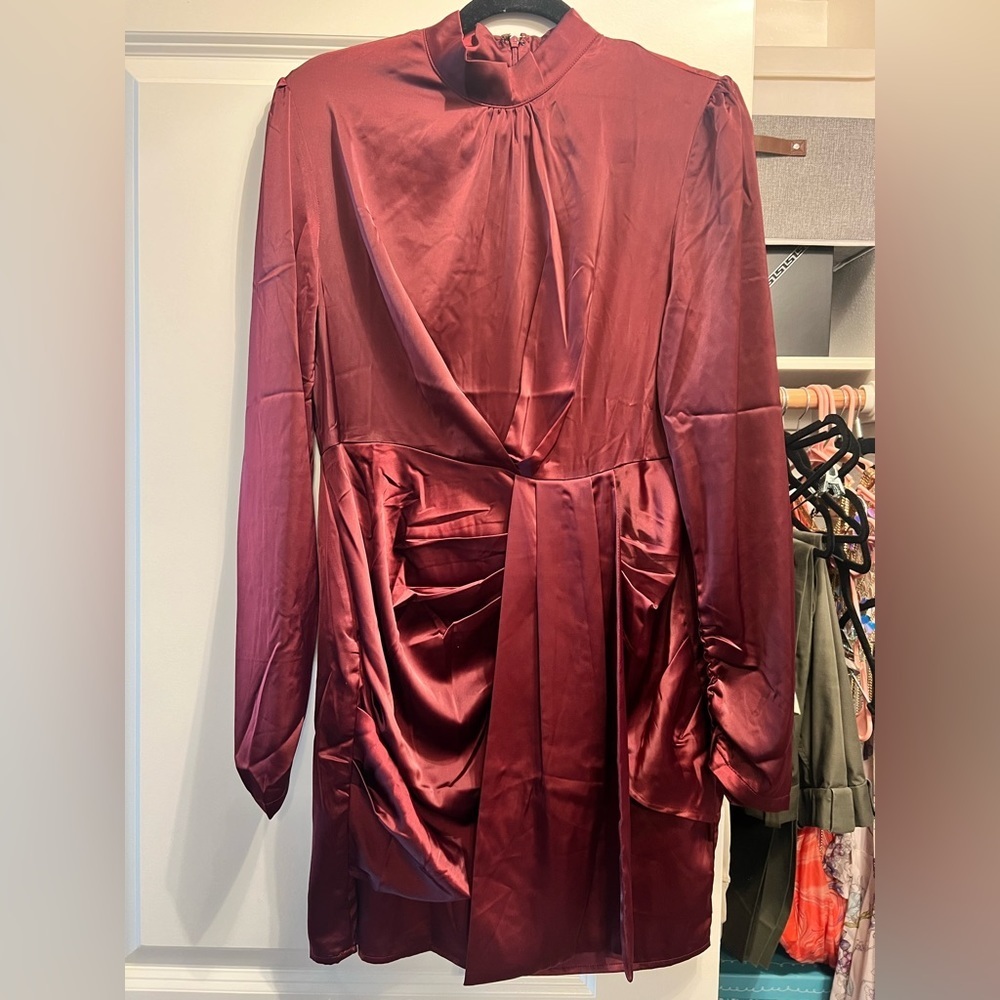 🤩 EUC Fashion Nova Burgundy satin party dress Size Large - Picture 2 of 3